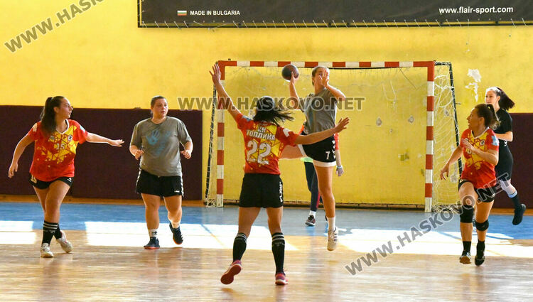 Хандбалистките на Хасково със загуба срещу „Топлика“ в зрелищен приятелски мач