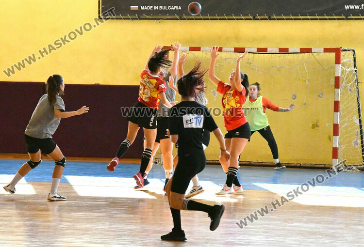 Хандбалистките на Хасково със загуба срещу „Топлика“ в зрелищен приятелски мач