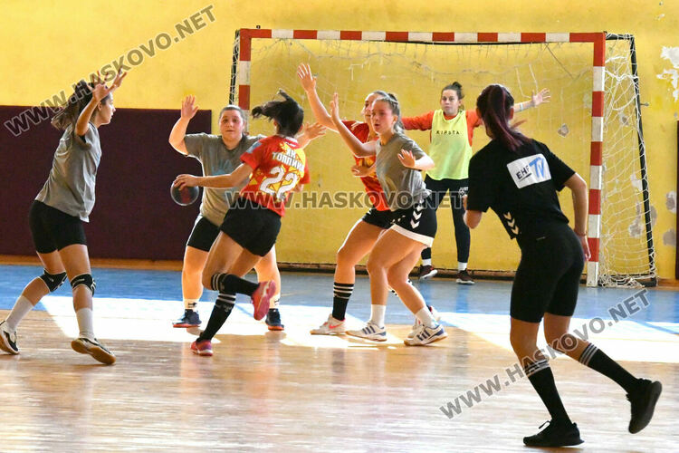 Хандбалистките на Хасково със загуба срещу „Топлика“ в зрелищен приятелски мач