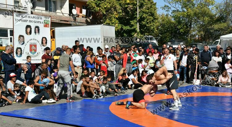 Весела Бръмчева и Георги Иванов със златни пояси от турнира „Шестте великденски ангела“