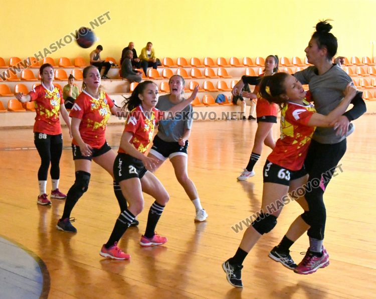 Хандбалистките на Хасково със загуба срещу „Топлика“ в зрелищен приятелски мач