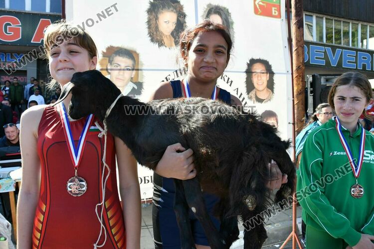 Весела Бръмчева и Георги Иванов със златни пояси от турнира „Шестте великденски ангела“