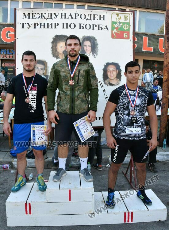 Весела Бръмчева и Георги Иванов със златни пояси от турнира „Шестте великденски ангела“