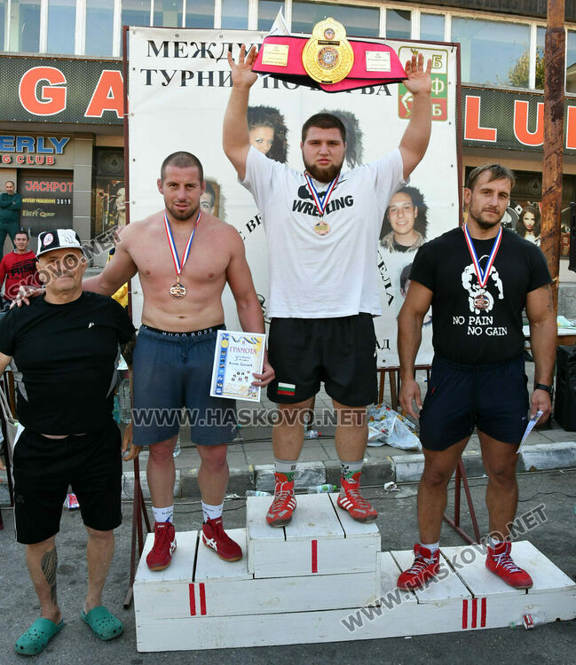 Весела Бръмчева и Георги Иванов със златни пояси от турнира „Шестте великденски ангела“