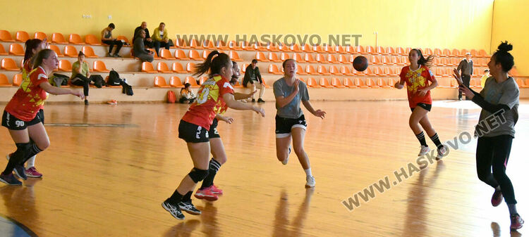 Хандбалистките на Хасково със загуба срещу „Топлика“ в зрелищен приятелски мач
