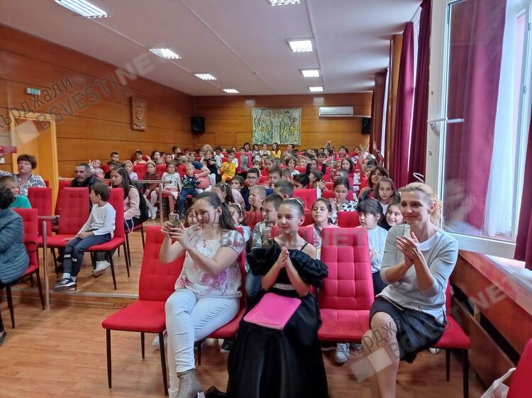 Незабравим музикален празник за учениците от СУ”П.Р.Славейков” и възпитаниците на „HAPPY DINO“