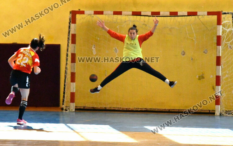 Хандбалистките на Хасково със загуба срещу „Топлика“ в зрелищен приятелски мач