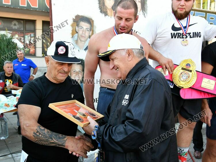 Весела Бръмчева и Георги Иванов със златни пояси от турнира „Шестте великденски ангела“