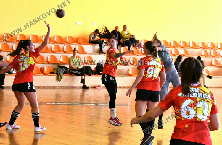 Хандбалистките на Хасково със загуба срещу „Топлика“ в зрелищен приятелски мач