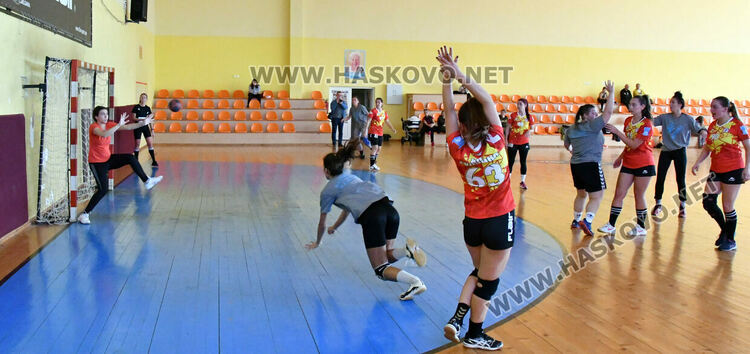 Хандбалистките на Хасково със загуба срещу „Топлика“ в зрелищен приятелски мач