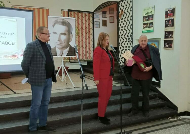 Проф. Златимир Коларов е носителят на литературната награда на името на акад. Караславов