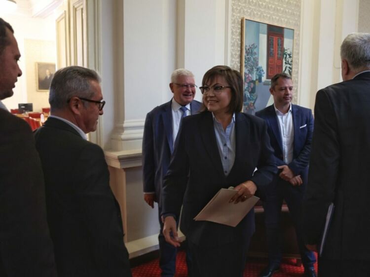 Партиите не стигнаха до общи решения на срещата в НС