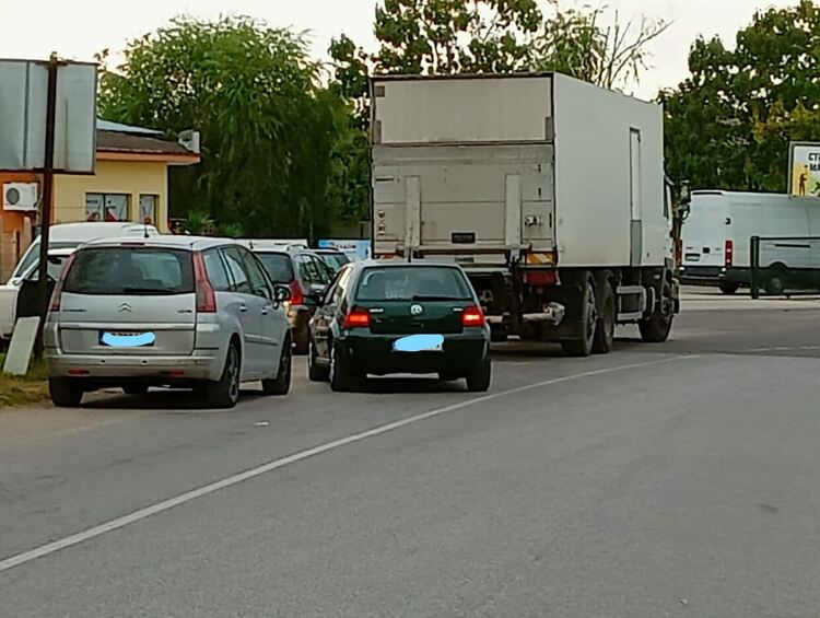 Шофьори паркират опасно до кръстовището на "Васил Левски" и "Хан Аспарух"