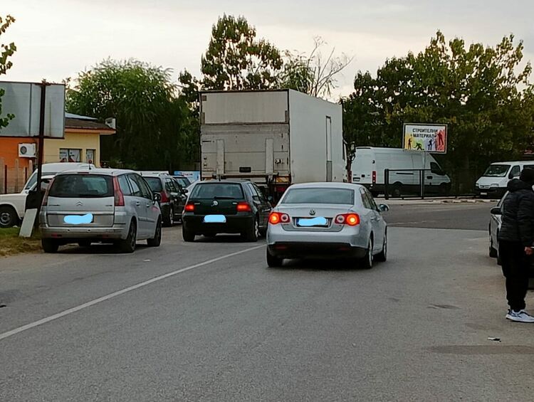 Шофьори паркират опасно до кръстовището на "Васил Левски" и "Хан Аспарух"