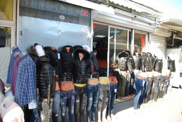 Конфискуваха панталони и чехли менте от пазара в Димитровград