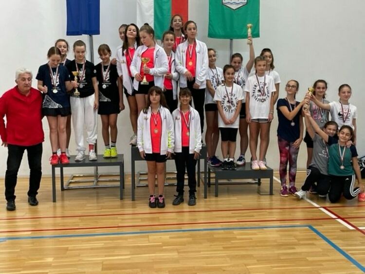 Бадминтонистите ни под 13 години са шампиони и при момчетата, и при момичетата