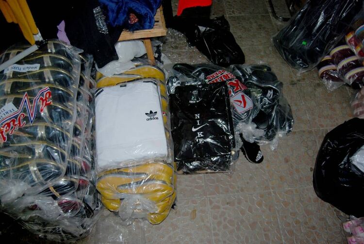 Конфискуваха панталони и чехли менте от пазара в Димитровград