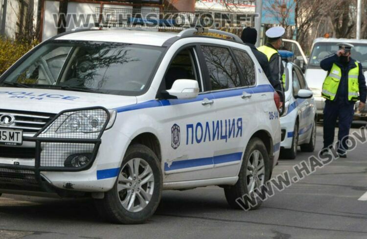 Мъж задигна пари от лаборатория, друг сви телефона на пенсионерка