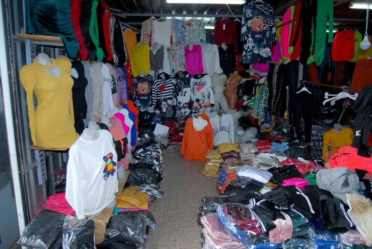 Конфискуваха панталони и чехли менте от пазара в Димитровград