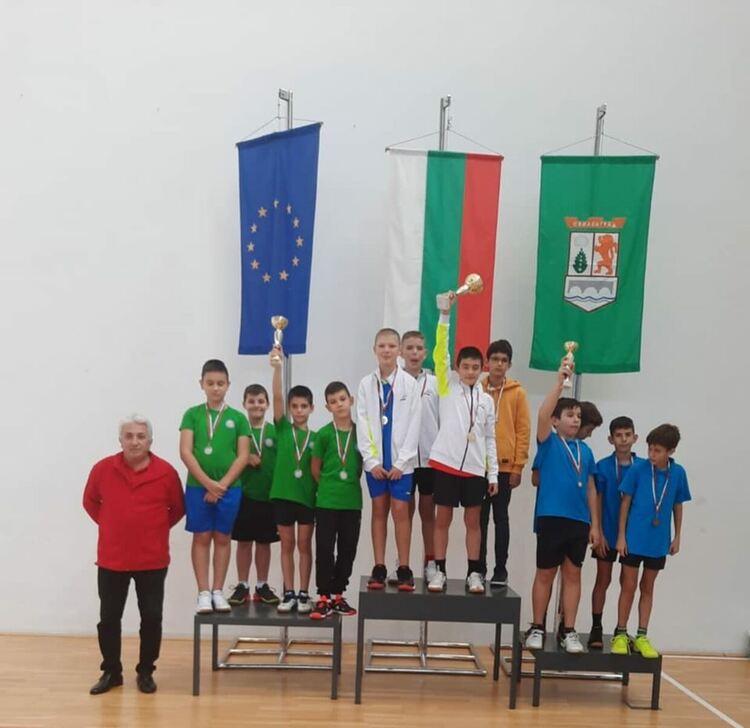 Бадминтонистите ни под 13 години са шампиони и при момчетата, и при момичетата