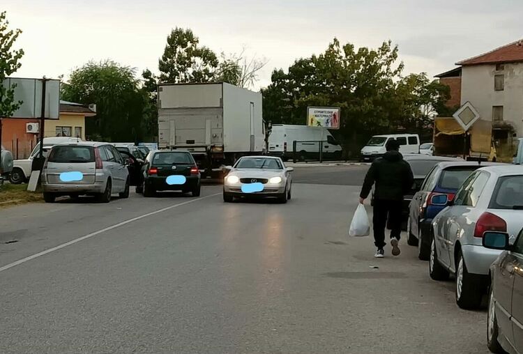 Шофьори паркират опасно до кръстовището на "Васил Левски" и "Хан Аспарух"