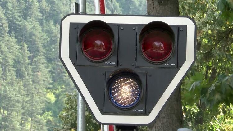 Познавате ли сигналите на този светофар? Нова сигнализация на ЖП прелез в Димитровград! 