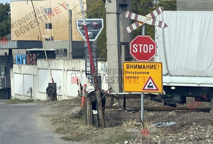 Познавате ли сигналите на този светофар? Нова сигнализация на ЖП прелез в Димитровград! 