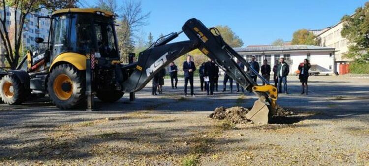 Първа копка за строежа на новия корпус със закрит плувен басейн в двора на ОУ „Св. Иван Рилски“ и ПМГ „Христо Смирненски“
