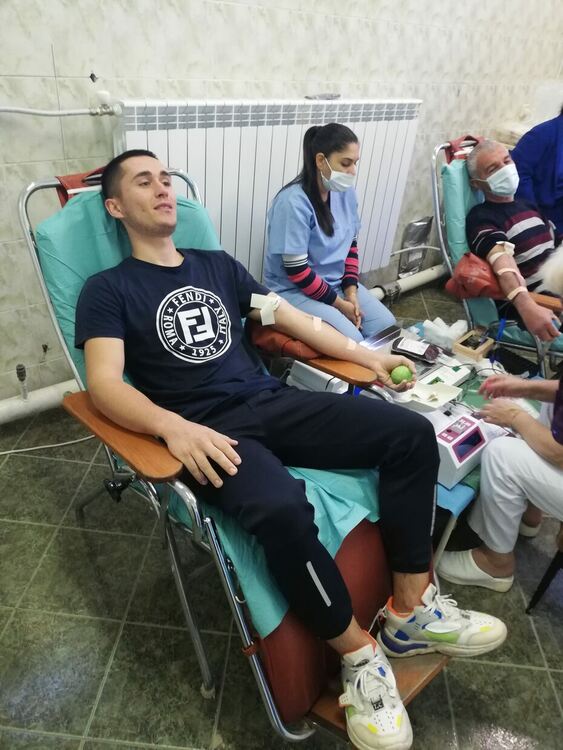 Успешно първо кръводаряване за младите славейковци