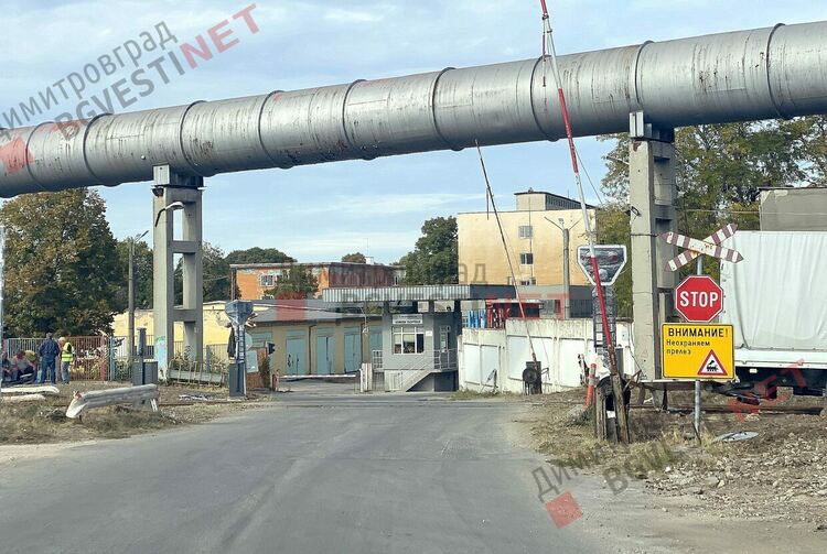 Познавате ли сигналите на този светофар? Нова сигнализация на ЖП прелез в Димитровград! 