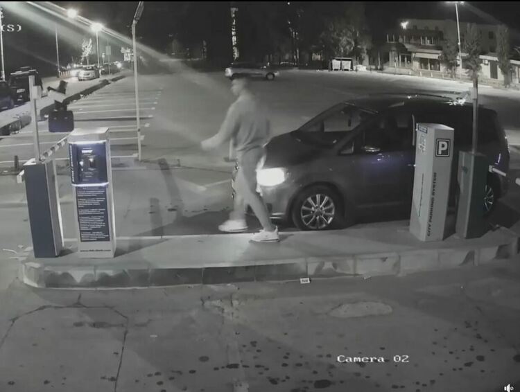 Камера засне водач да блъска бариерата на паркинга до &bdquo;21 век&ldquo;