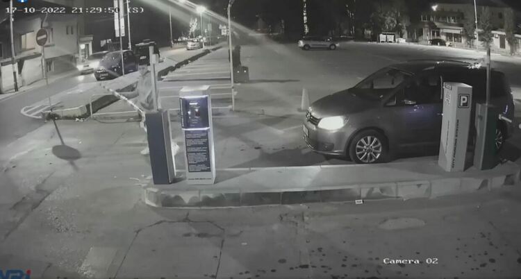 Камера засне водач да блъска бариерата на паркинга до &bdquo;21 век&ldquo;