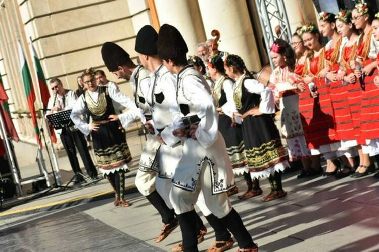 „Днес е празник! Един миг от многовековната история на Перник!“