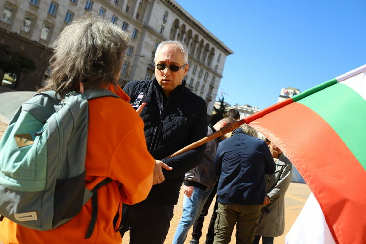 Протест и автошествие срещу излизането на битовите абонати на свободния енергиен пазар, под каквато и да е форма, в разгара на европейската енергийна криза пред МС. БГНЕС/НАДЕЖДА ПЕЕВА