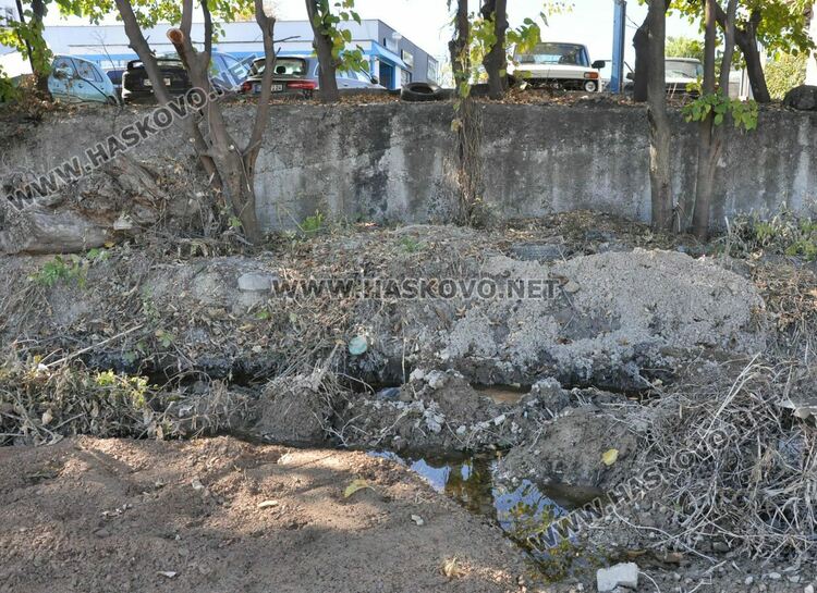 Още 3 теча избиха в локалното зад СБА, необходима е смяна на водопровода