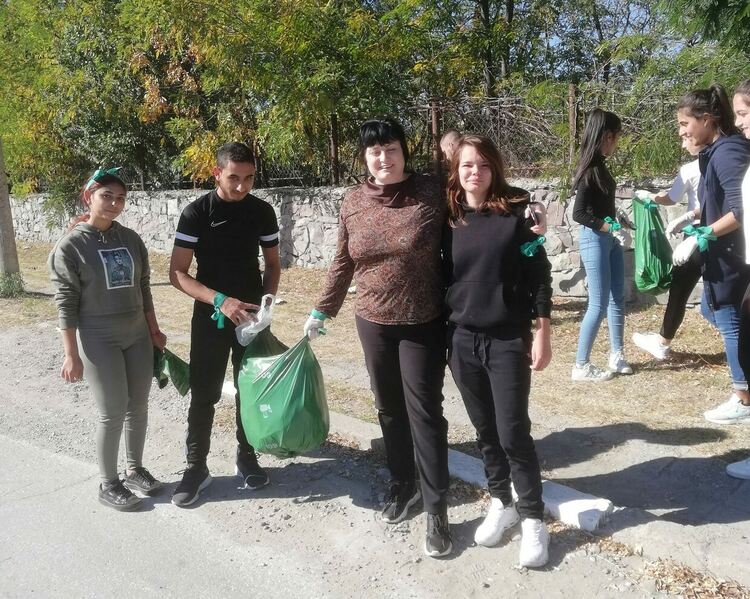 Гимназисти от ПГСС "чистиха днес, за по-красиво утре"  