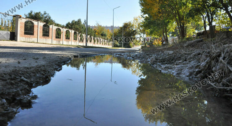 Още 3 теча избиха в локалното зад СБА, необходима е смяна на водопровода