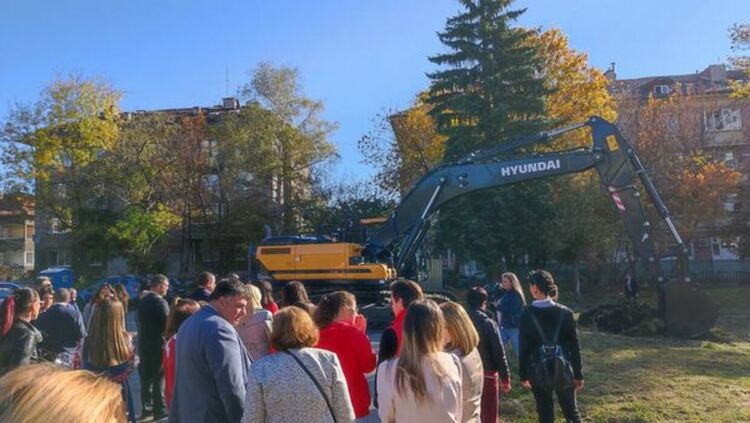 Първа копка за изграждане на Международен младежки център – Перник