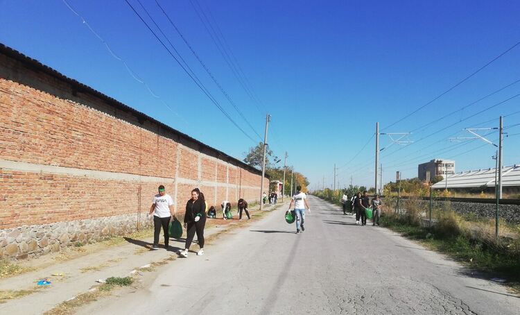 Гимназисти от ПГСС "чистиха днес, за по-красиво утре"  
