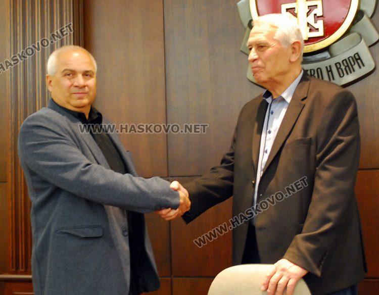 Д-р Делчо Каравасилев /вляво/ получи наградата Лекар на годината в региона ан Хасково от д-р-Христов