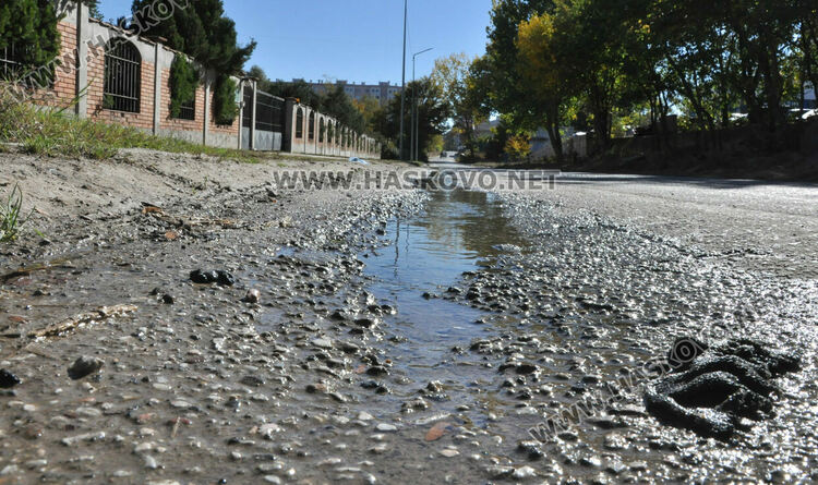 Още 3 теча избиха в локалното зад СБА, необходима е смяна на водопровода