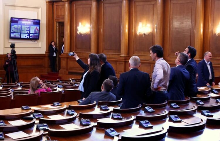 И “Възраждане” оттегли кандидата си за председател на НС