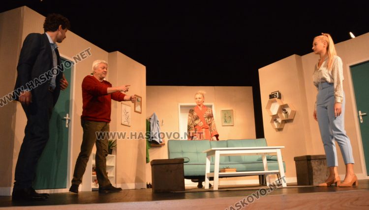 Авторският спектакъл на Орлин Дяков "Роднини" отваря премиерния сезон на Хасковския театър