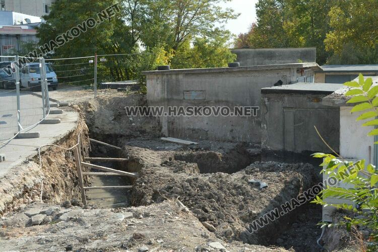 КОРЗ инспектира строеж край улица „Дунав“ след сигнал за разкопан тротоар