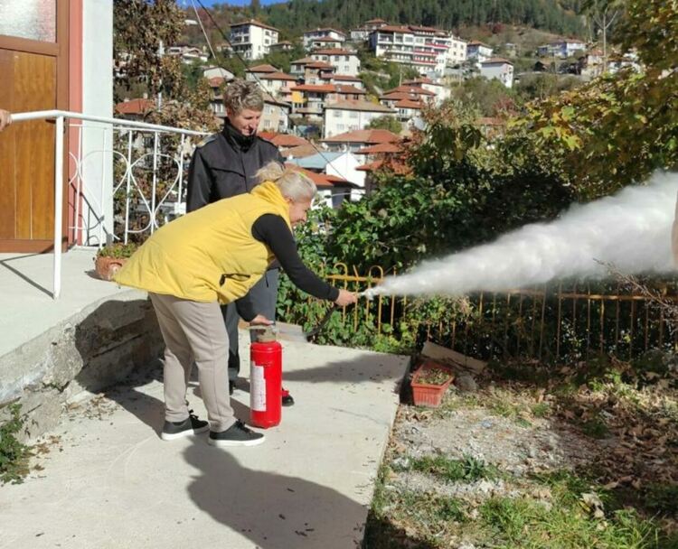 Евакуираха хора с увредено зрение от тераса на втория етаж в "горяща" сграда