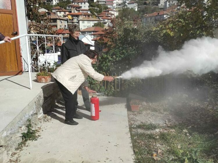 Евакуираха хора с увредено зрение от тераса на втория етаж в "горяща" сграда