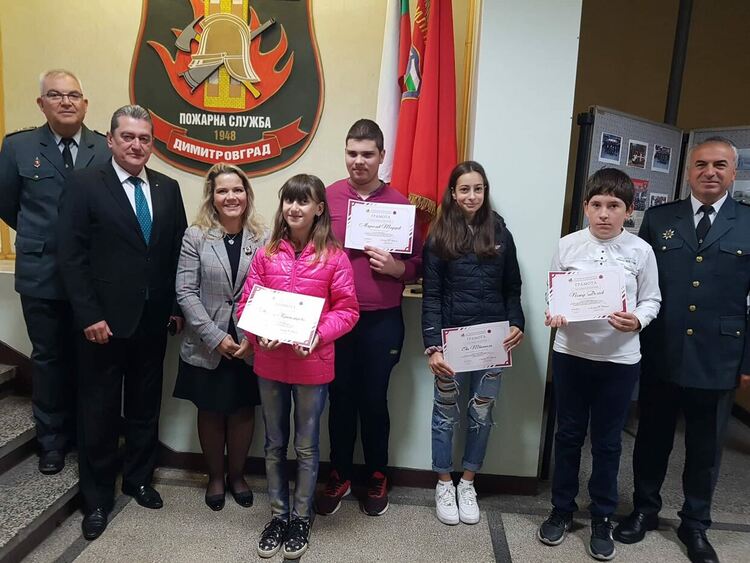 Наградиха победителите в международния конкурс „С очите си видях бедата“