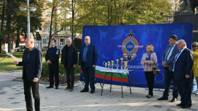 Полицейски служители стрелят на турнир в Перник