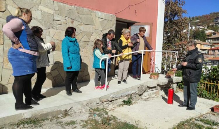 Евакуираха хора с увредено зрение от тераса на втория етаж в "горяща" сграда