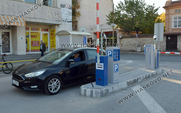 Двата големи паркинга в Хасково стават платени от полунощ